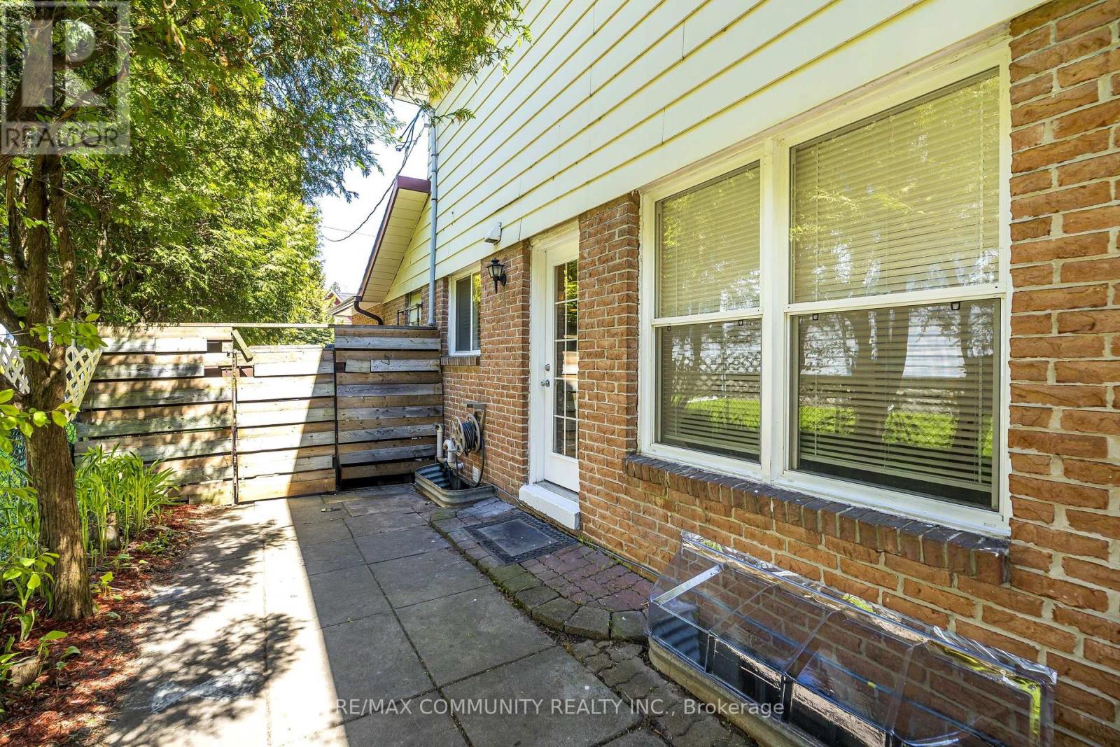 109 ADELAIDE AVENUE E - 34