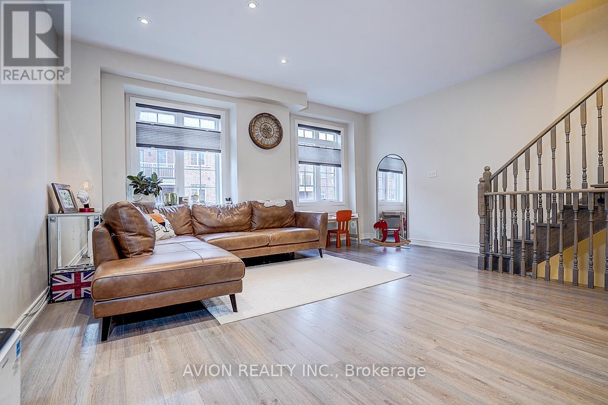 24 FANNY GROVE WAY - 24