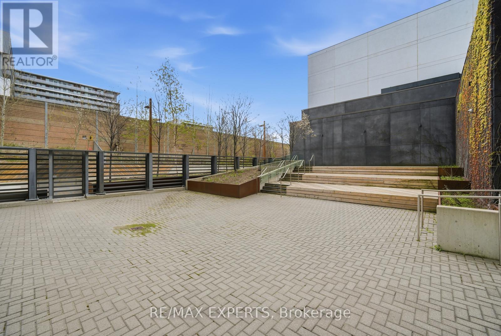 #416 160 FLEMINGTON ROAD - 34