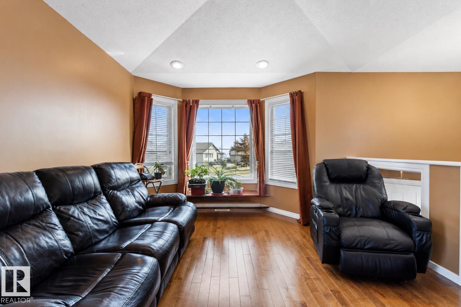 4608 39 ST - 9