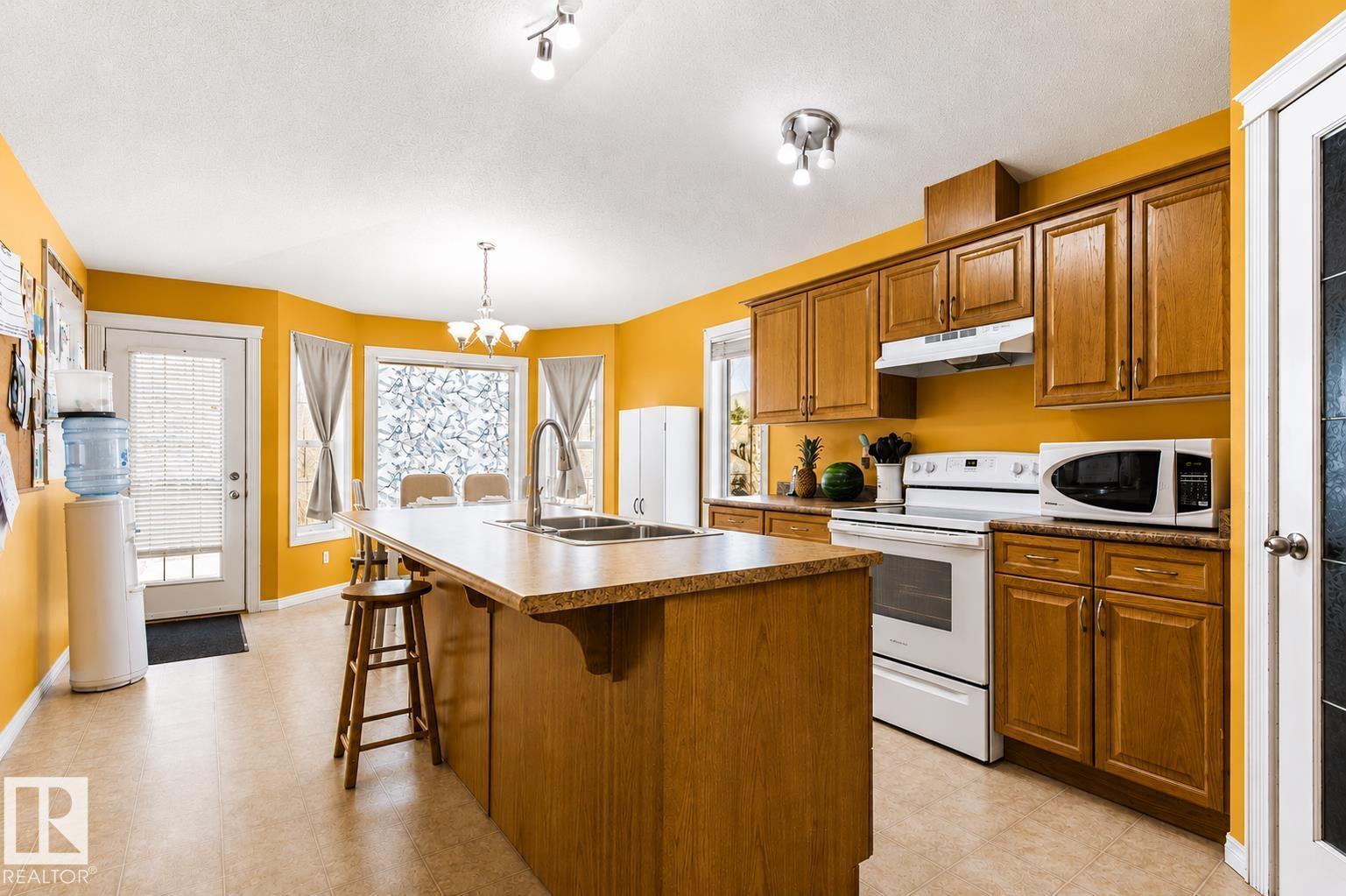 4608 39 ST - 12