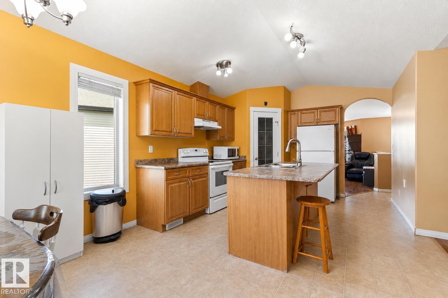 4608 39 ST - 11