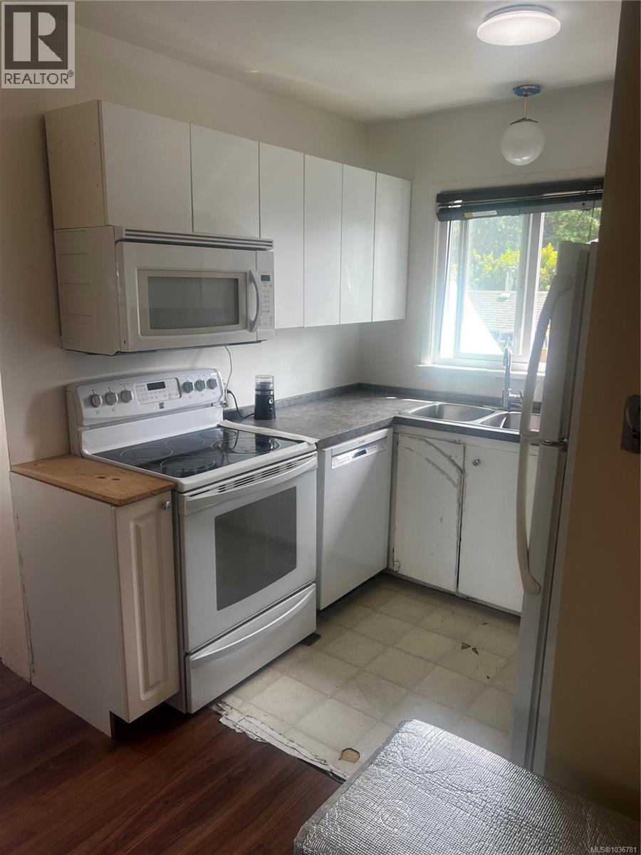 3796 Departure Bay Rd - 12
