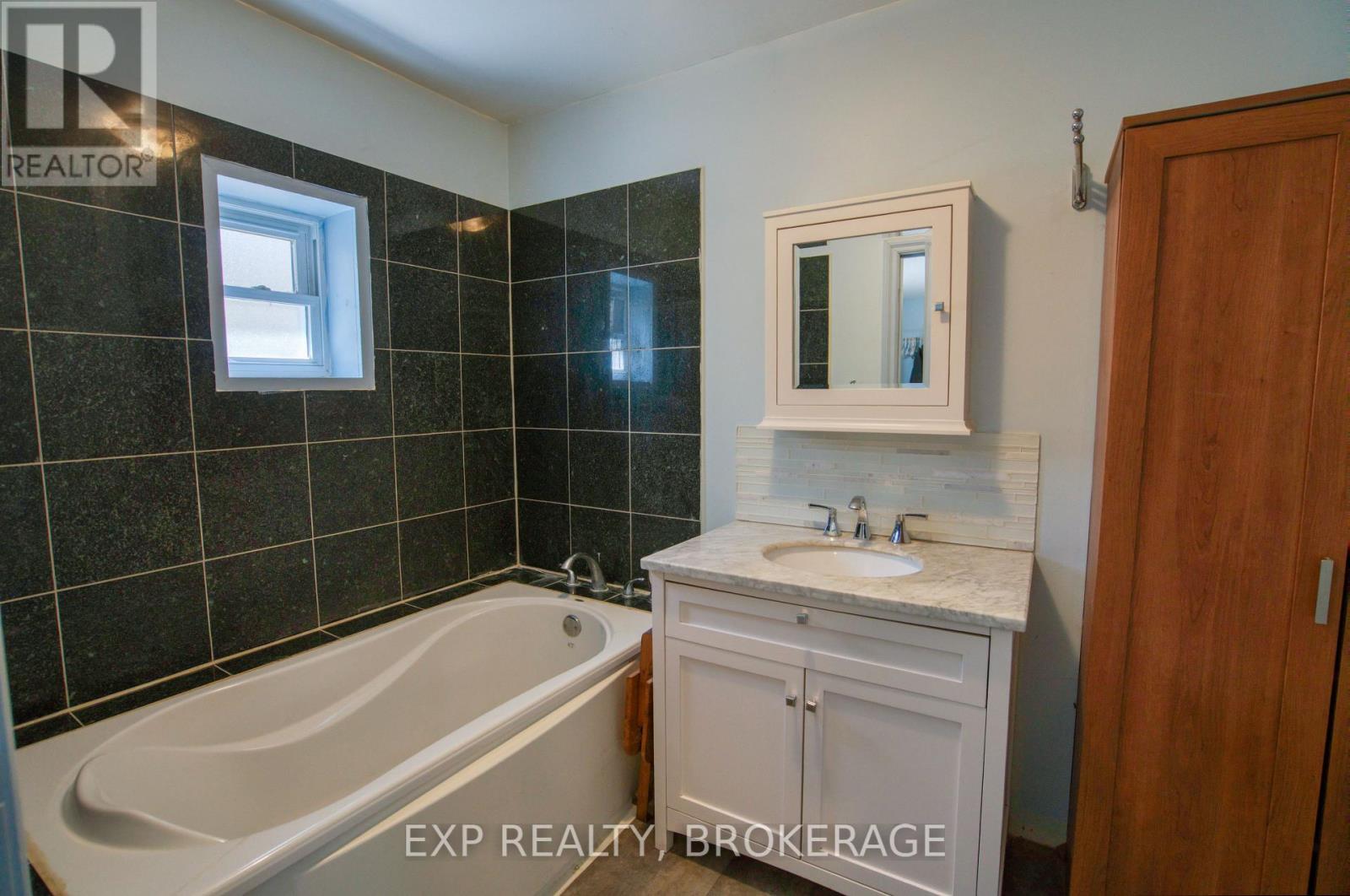371 SHERBROOKE DRIVE - 15