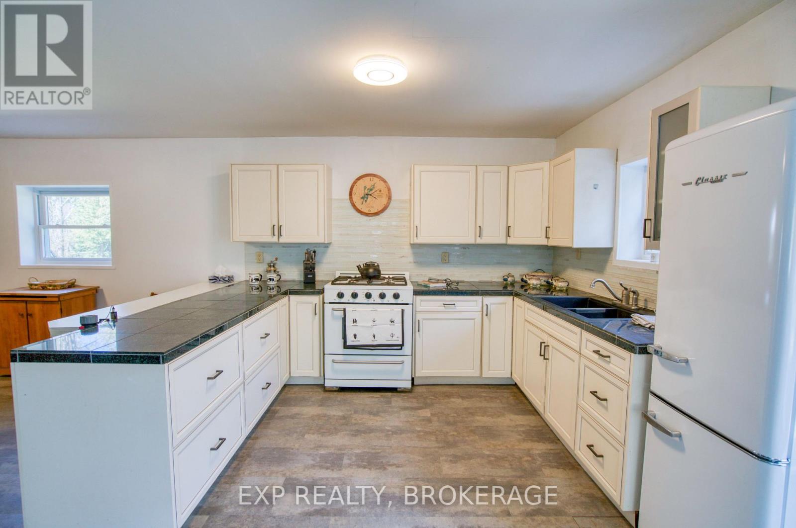 371 SHERBROOKE DRIVE - 4