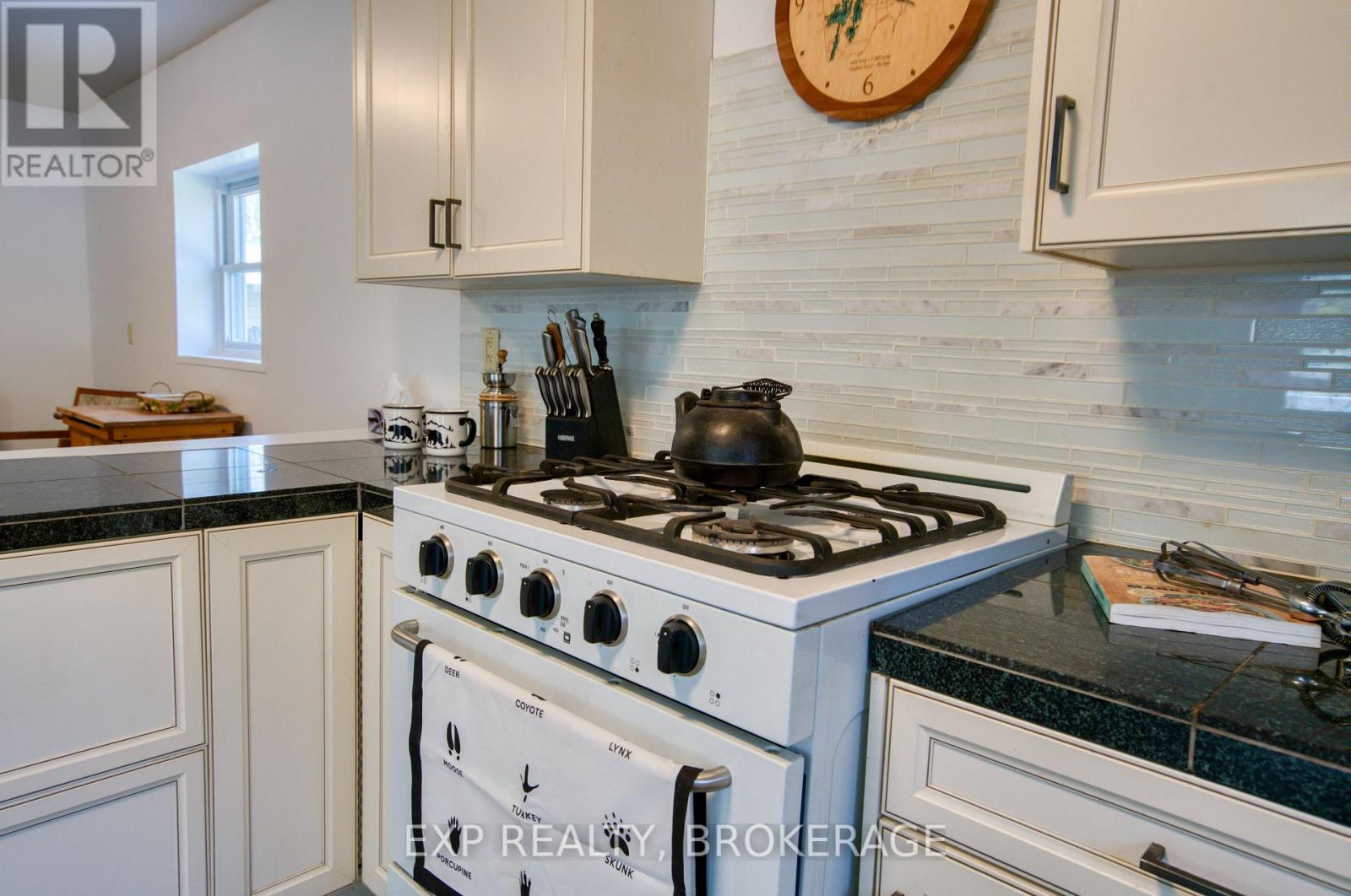 371 SHERBROOKE DRIVE - 6