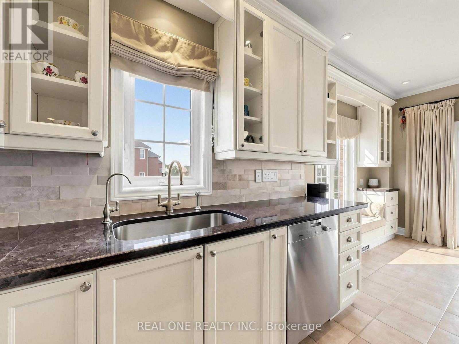 37 TRISH DRIVE - 12
