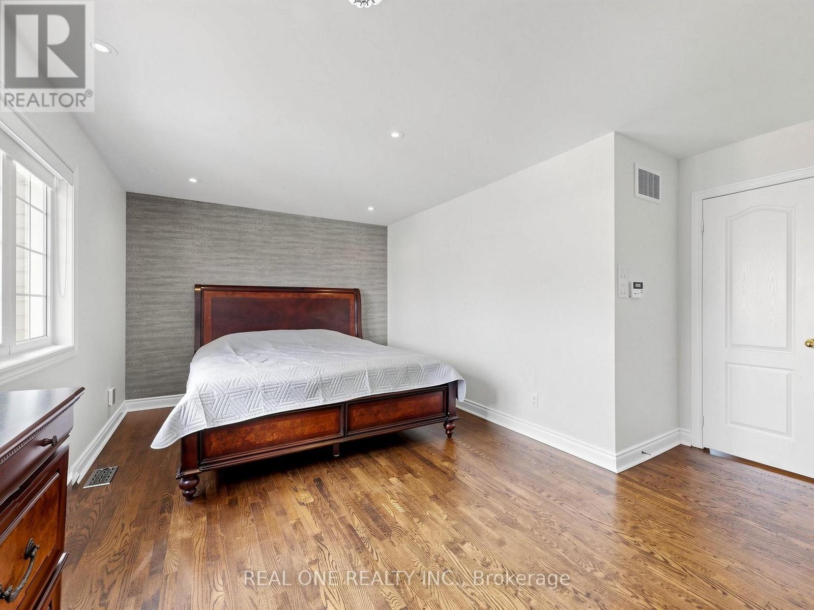 37 TRISH DRIVE - 28