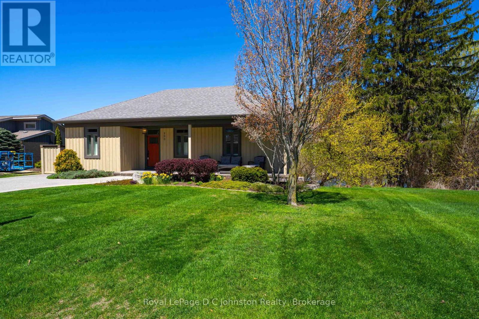 290 SAUGEEN STREET - 3