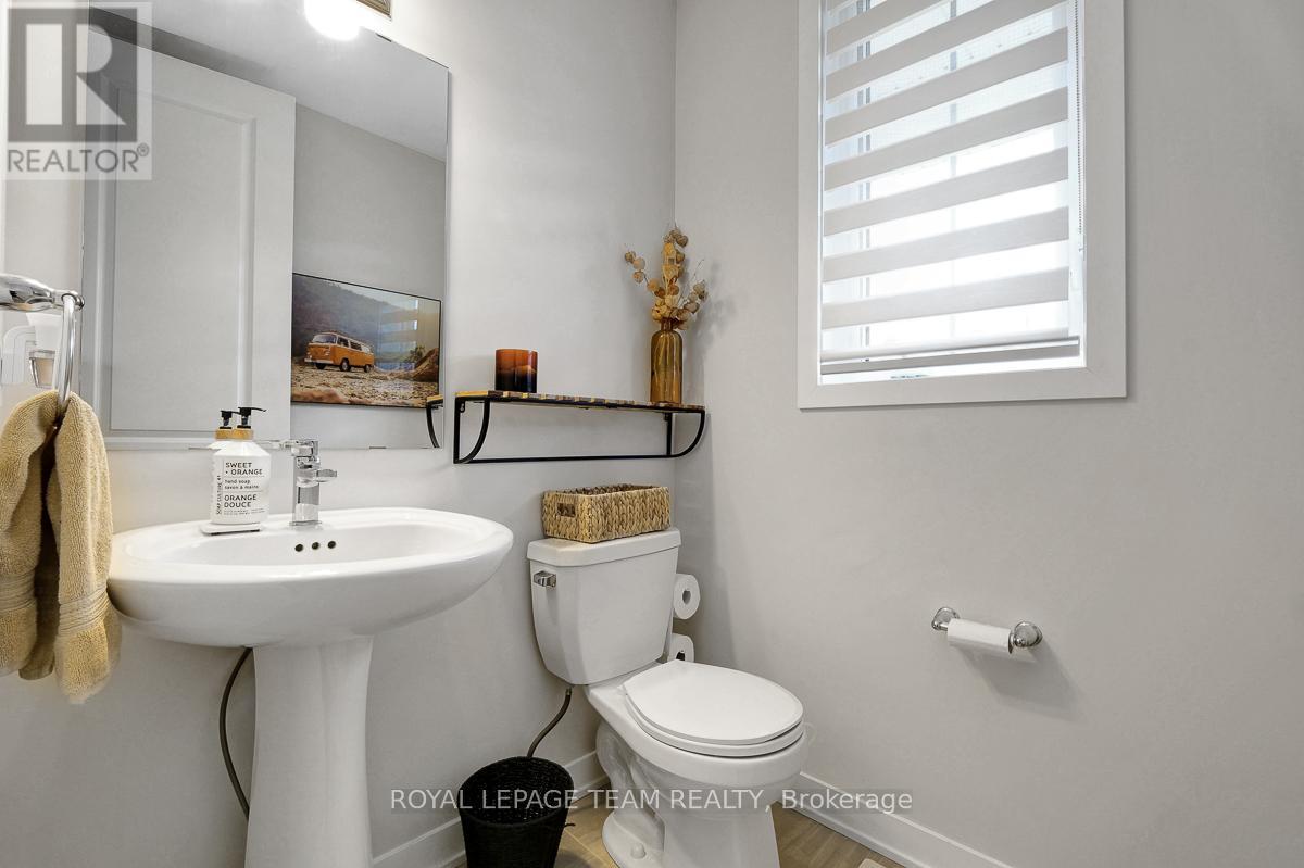 2pcs Main floor bathroom