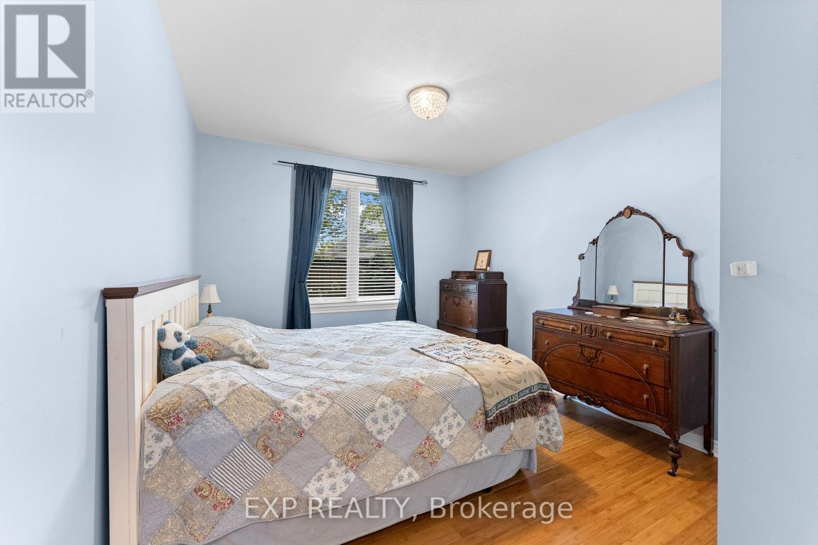 4324 BEVERLEY CRESCENT - 24