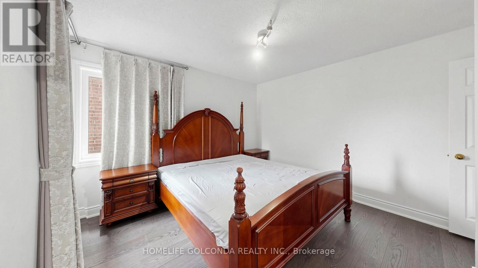 19 THORNBURY CIRCLE - 24
