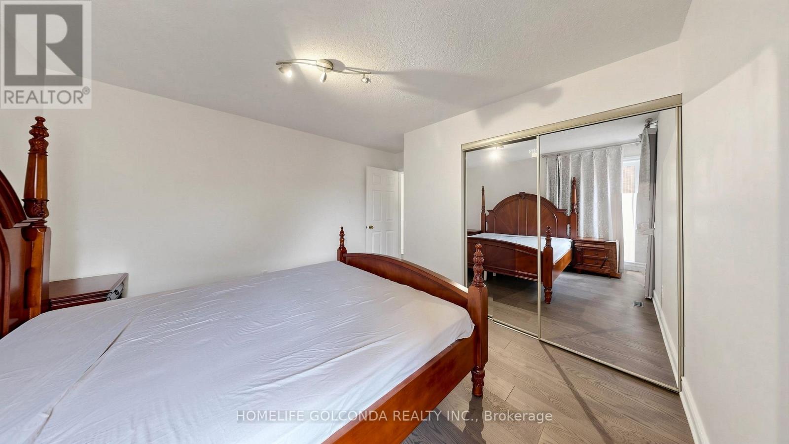 19 THORNBURY CIRCLE - 25