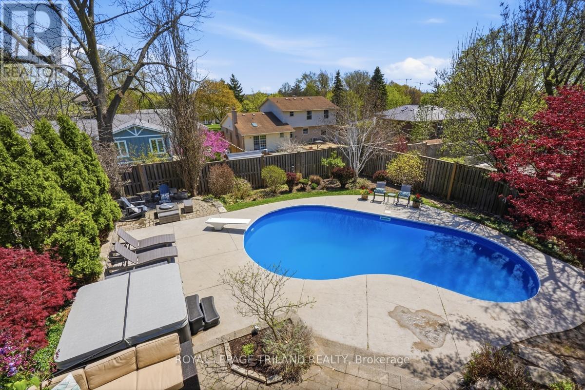 48 TAMARACK CRESCENT - 34