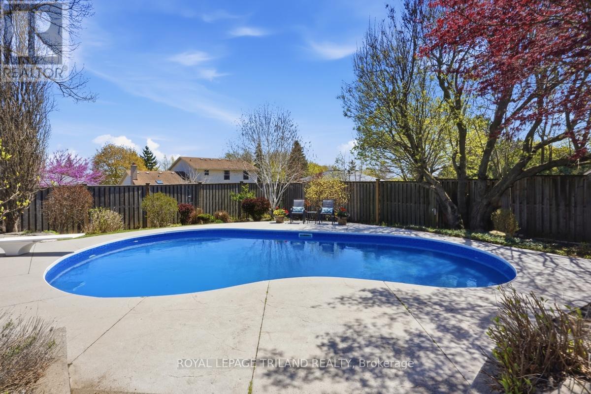 48 TAMARACK CRESCENT - 36
