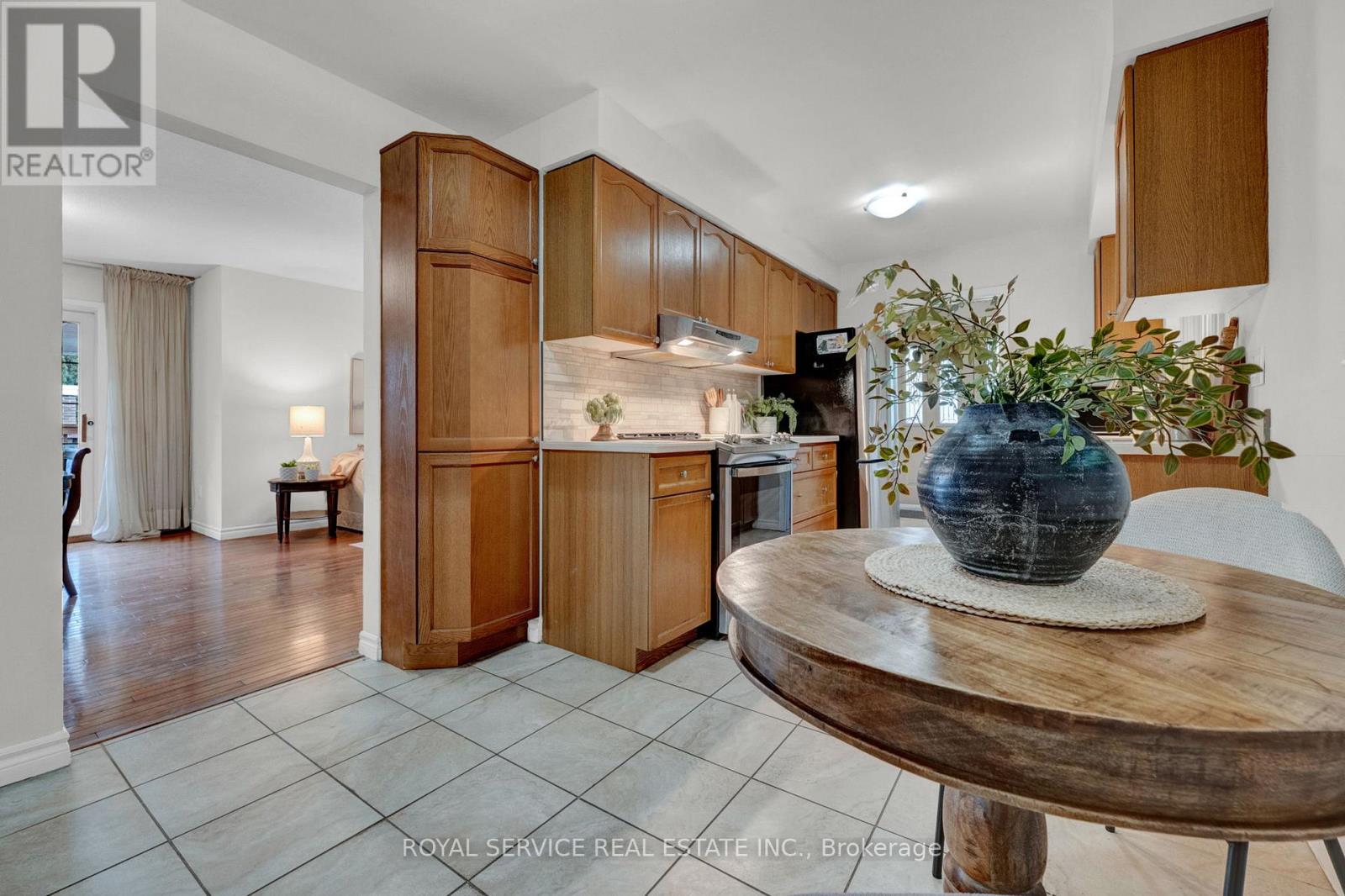 Kitchen with backsplash & S/S appliances