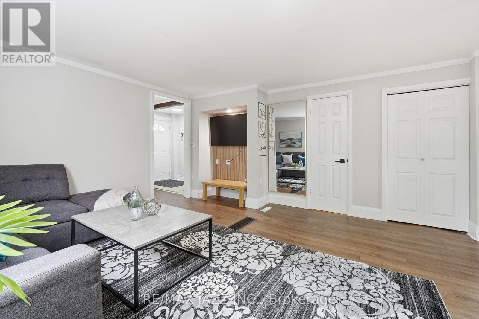 41 BALDWIN STREET - 18