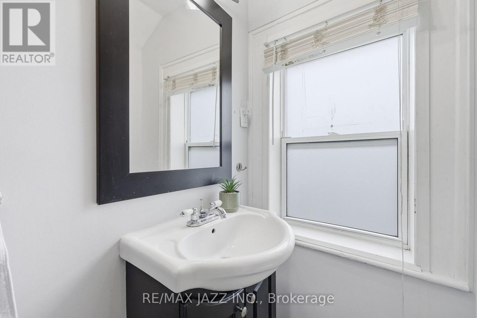 41 BALDWIN STREET - 32