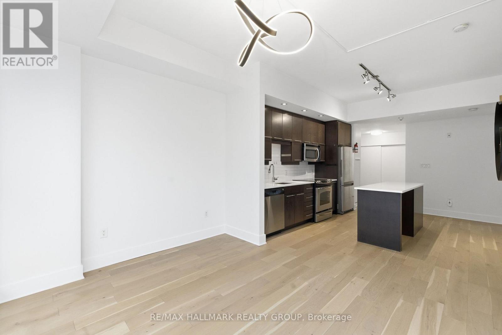 #611 101 RICHMOND ROAD - 17