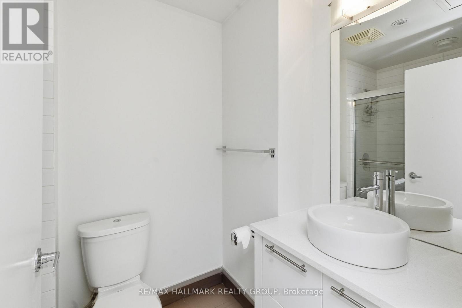 #611 101 RICHMOND ROAD - 21