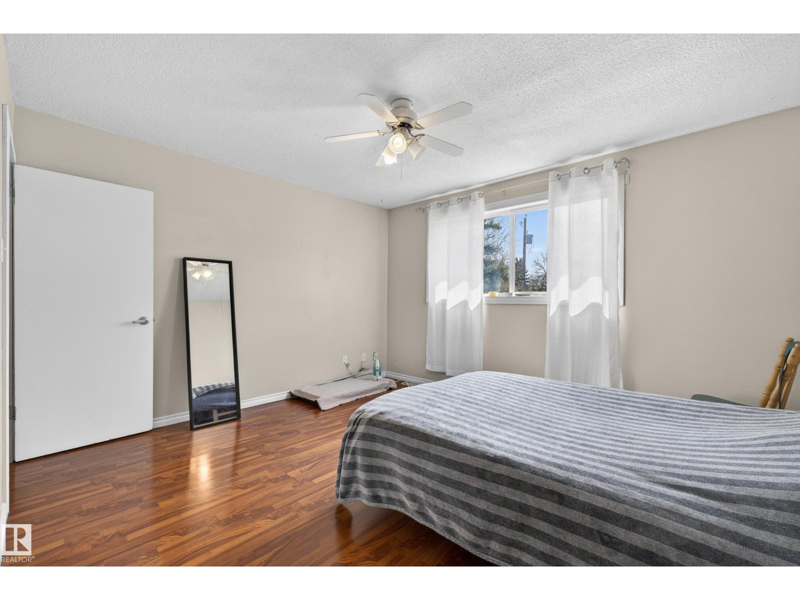 26E MEADOWLARK VG NW, Edmonton