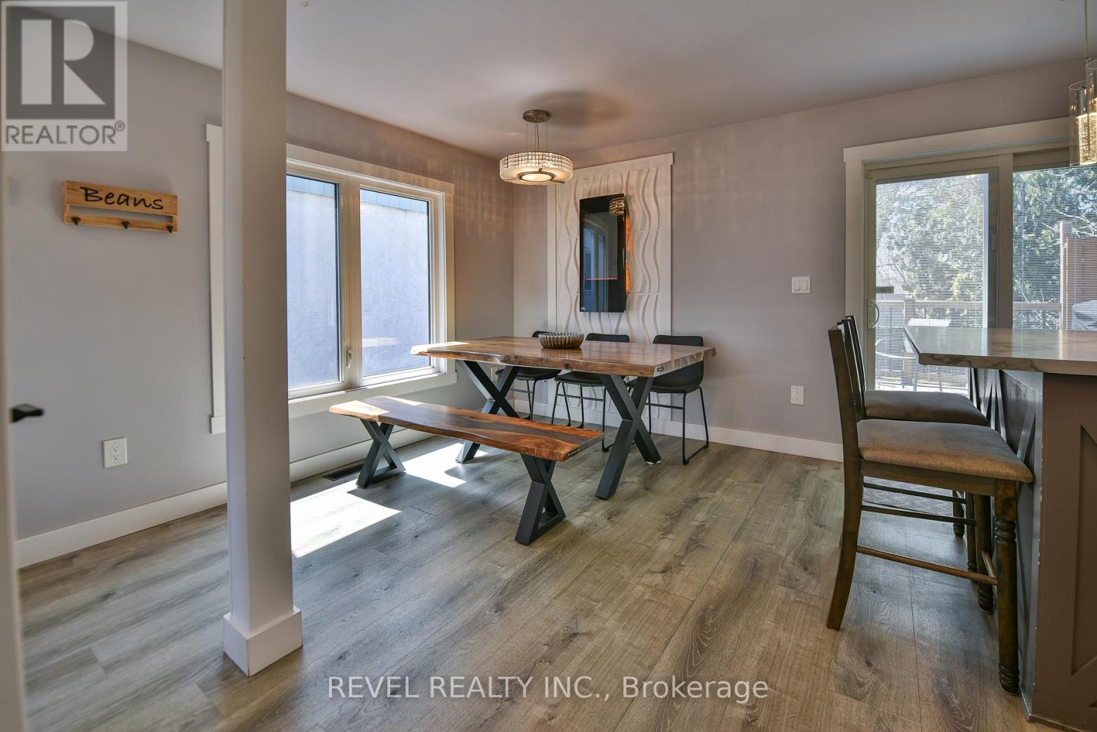 49 REA STREET N - 7