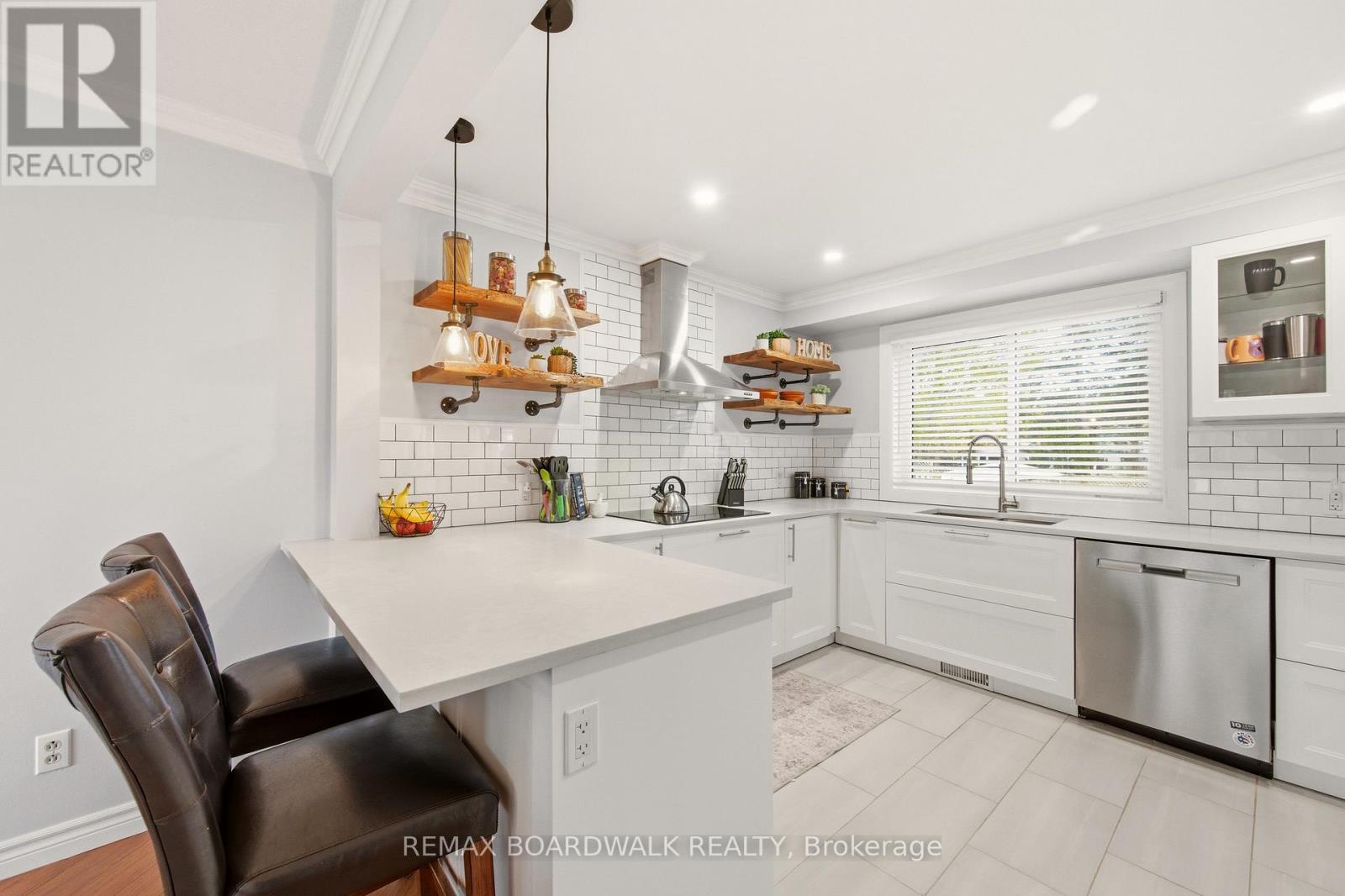385 BROCK STREET - 23