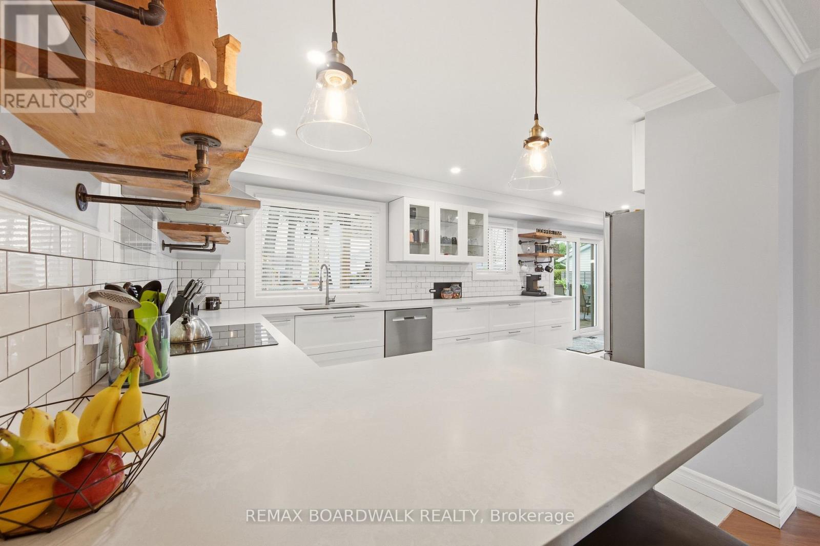 385 BROCK STREET - 24