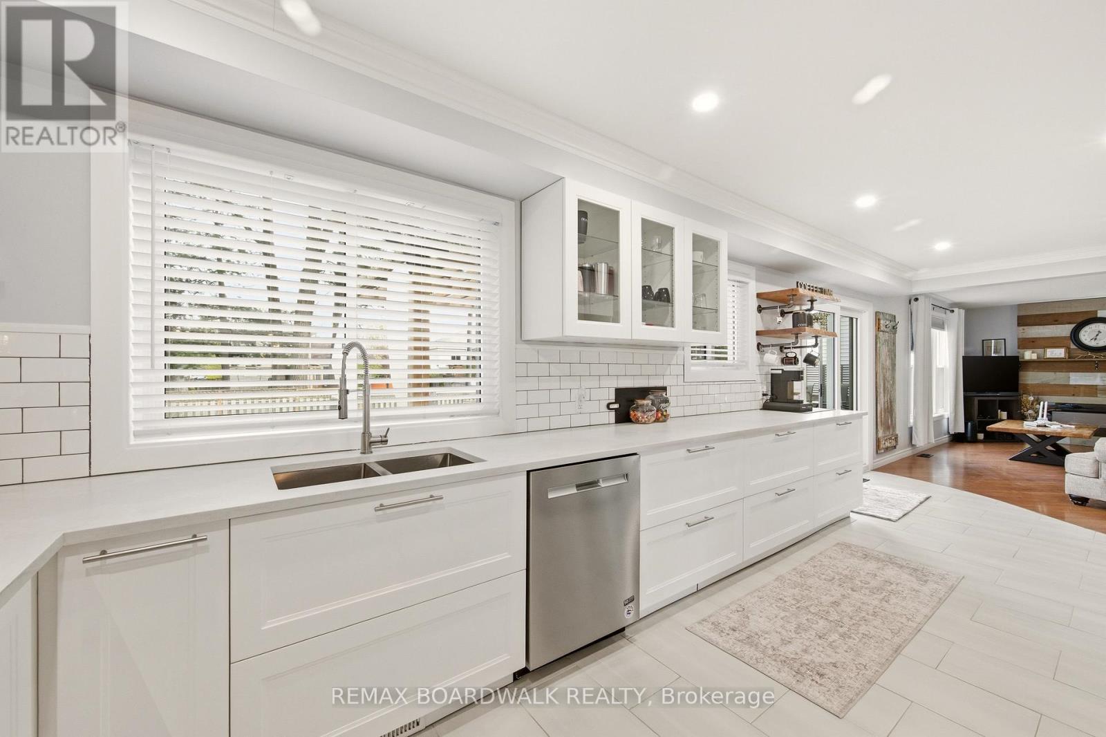 385 BROCK STREET - 25