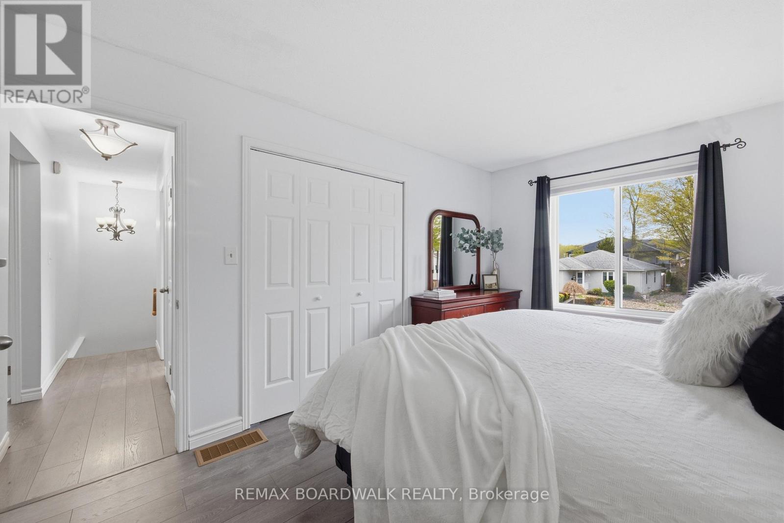 385 BROCK STREET - 36