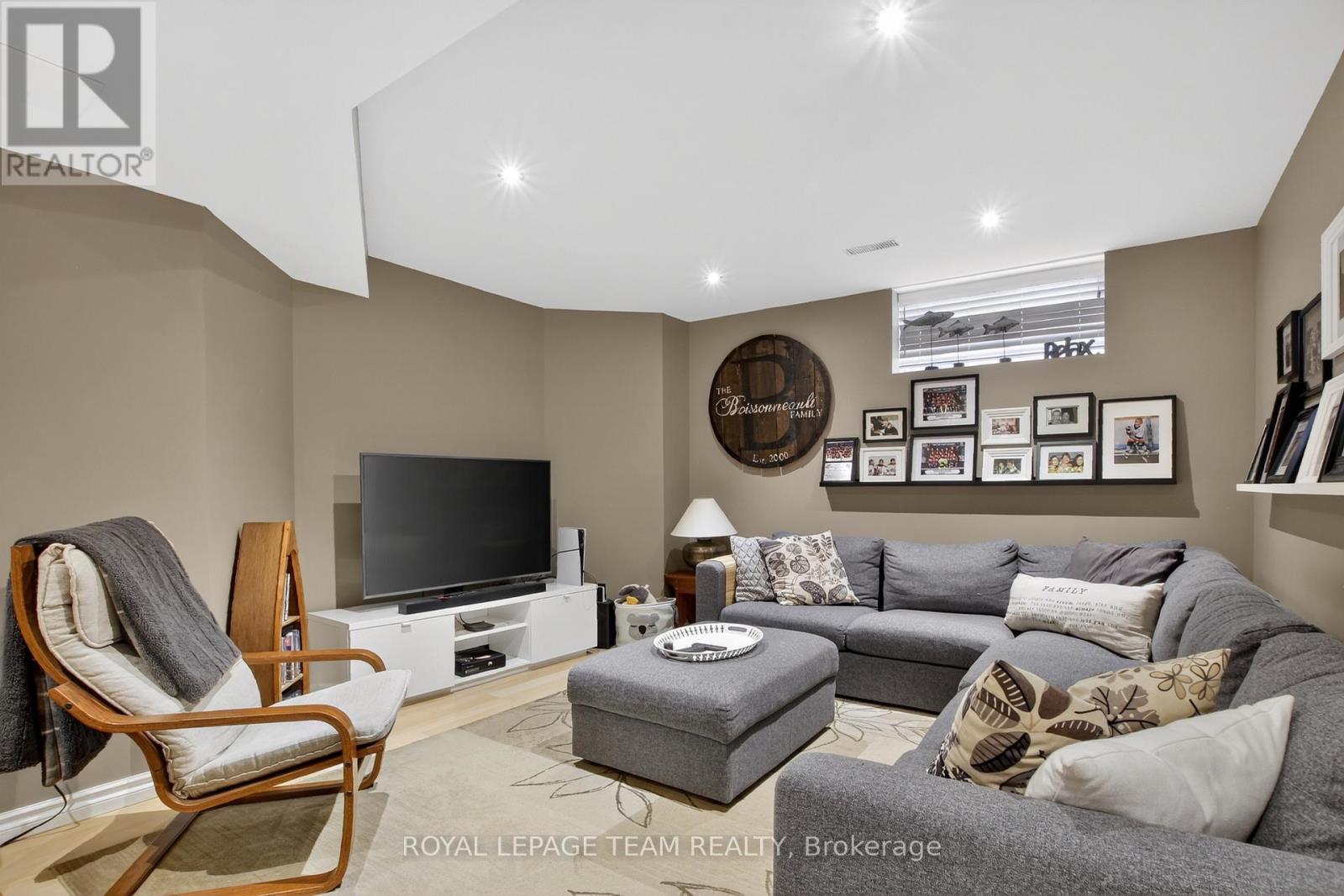 18 RIVERGREEN CRESCENT - 22