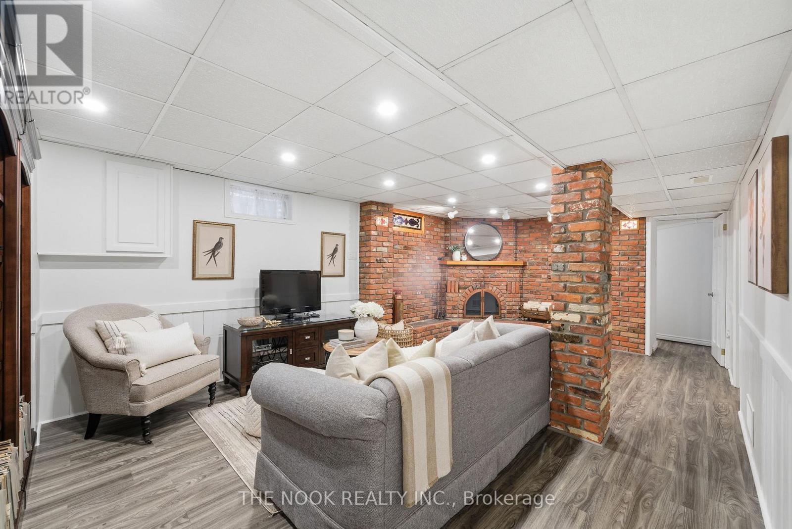 7 BROCKLESBY CRESCENT - 27