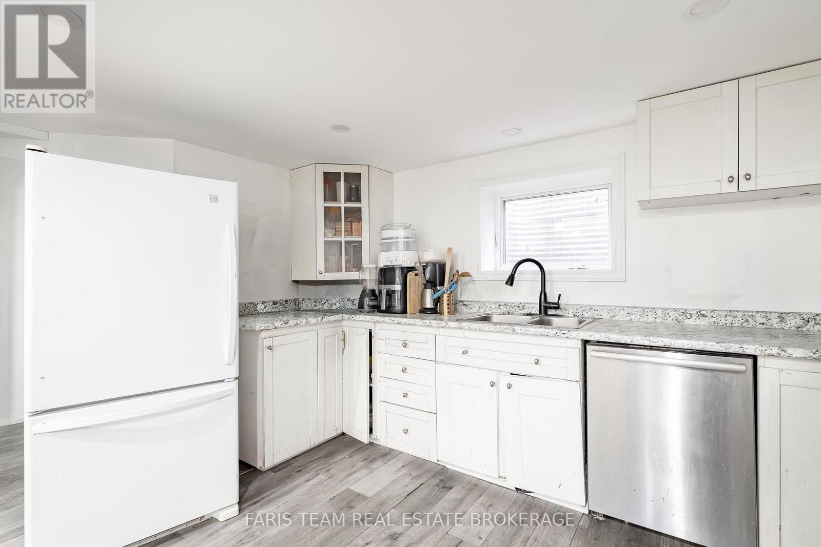 405 BAY STREET - 31