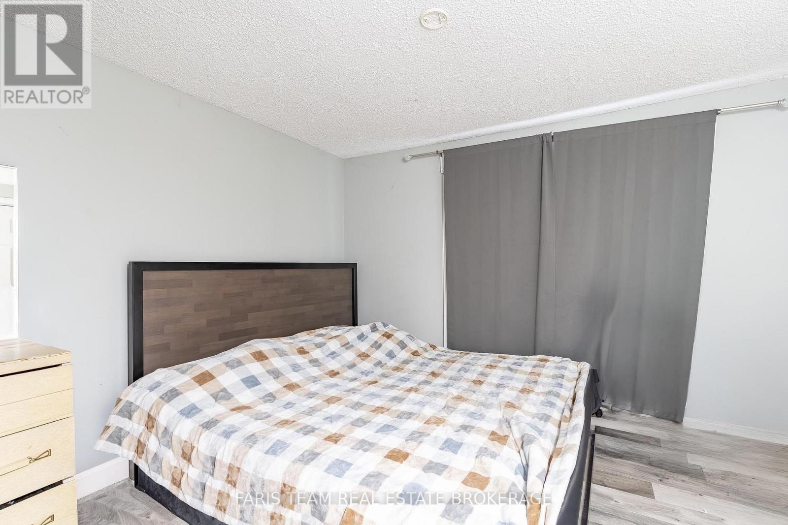 405 BAY STREET - 35
