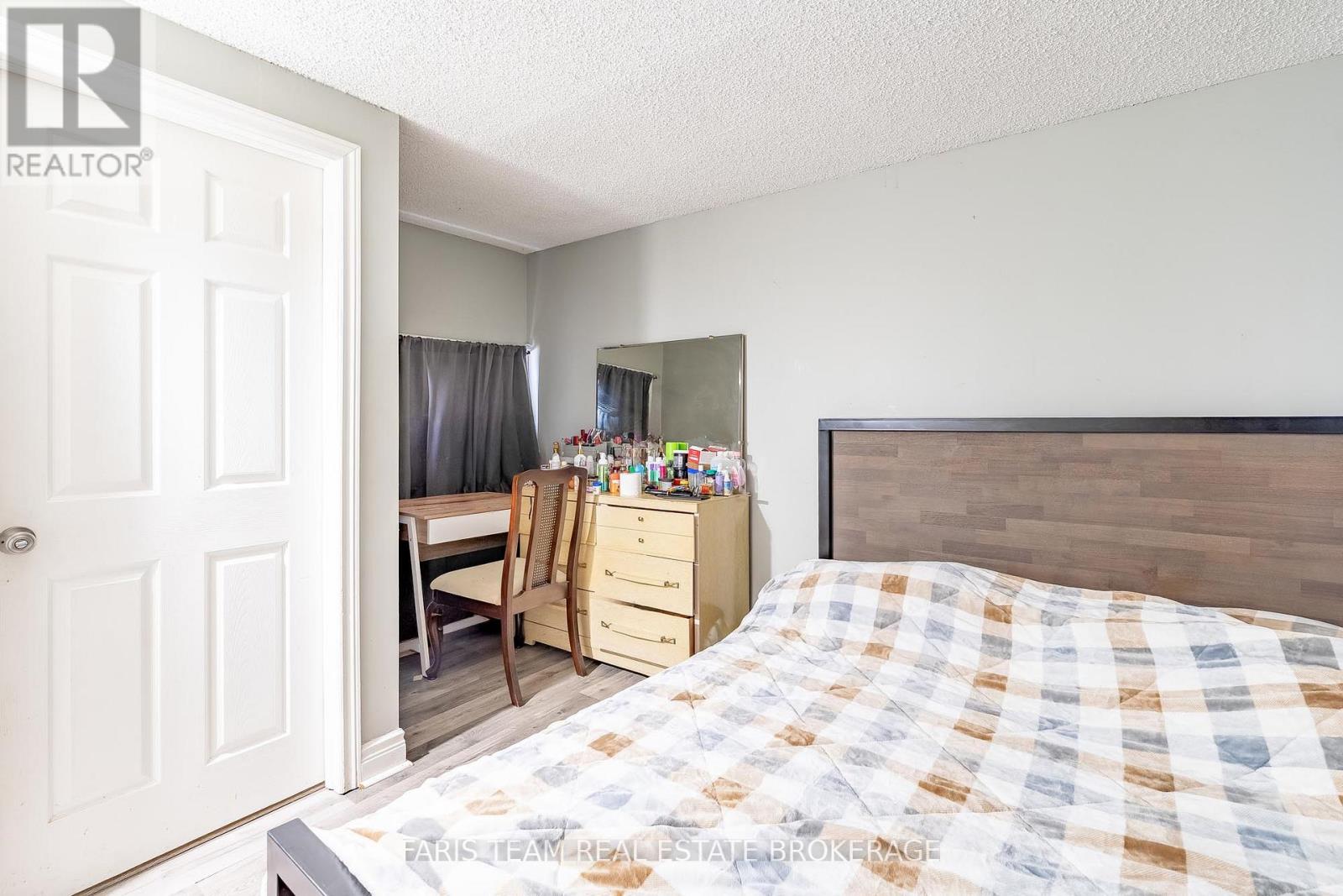 405 BAY STREET - 36