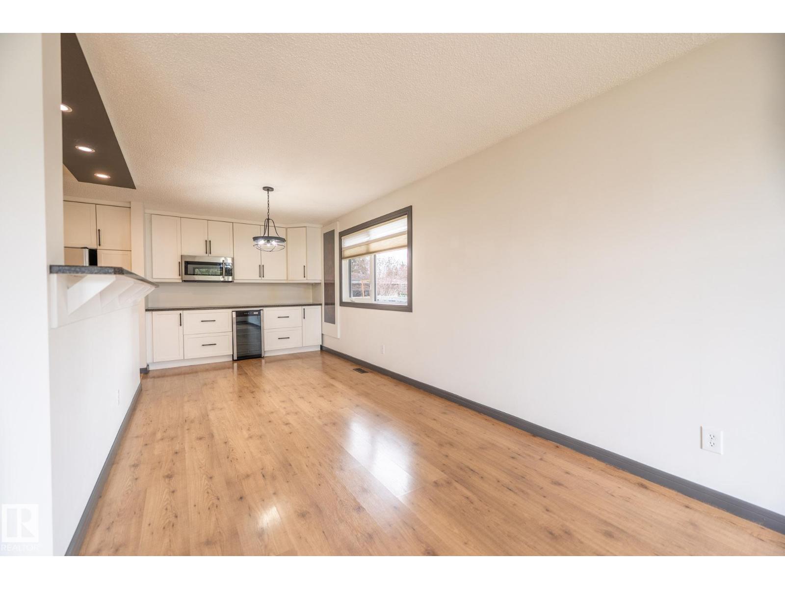 8111 187 ST NW - 11