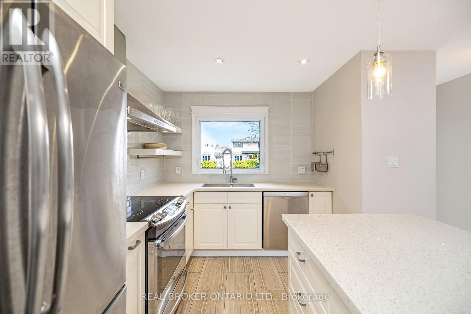 752 MACKENZIE DRIVE - 14