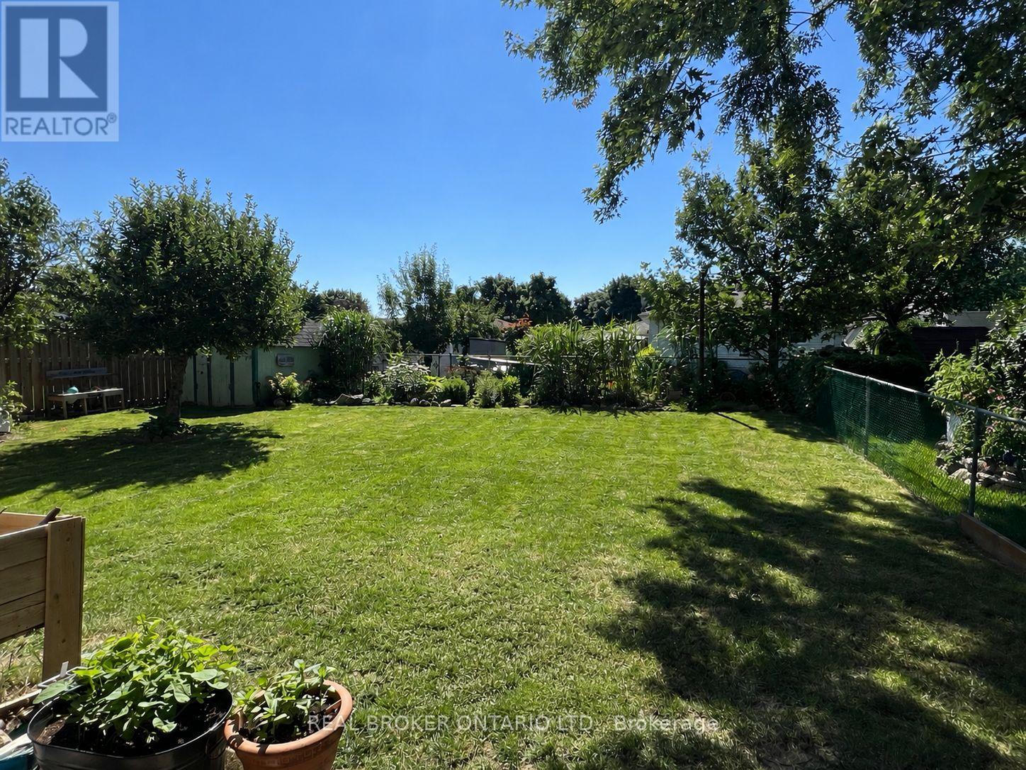 752 MACKENZIE DRIVE - 35