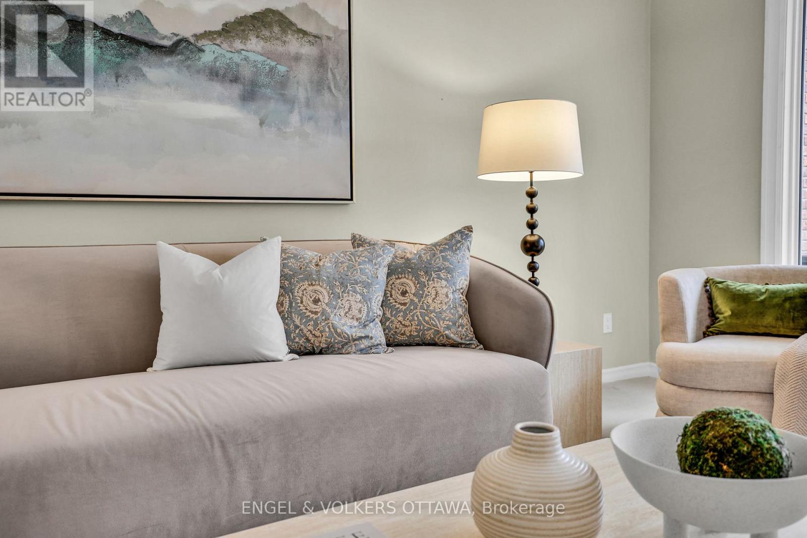 34 CHATSWORTH CRESCENT - 12