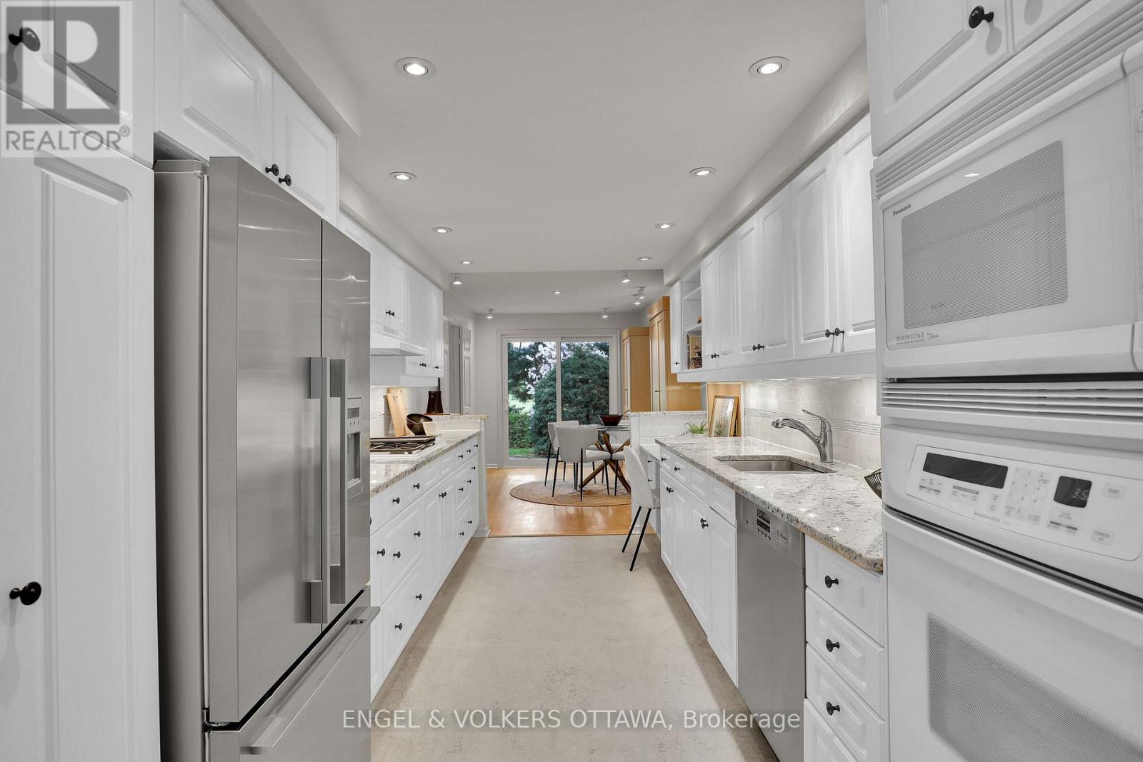 34 CHATSWORTH CRESCENT - 13