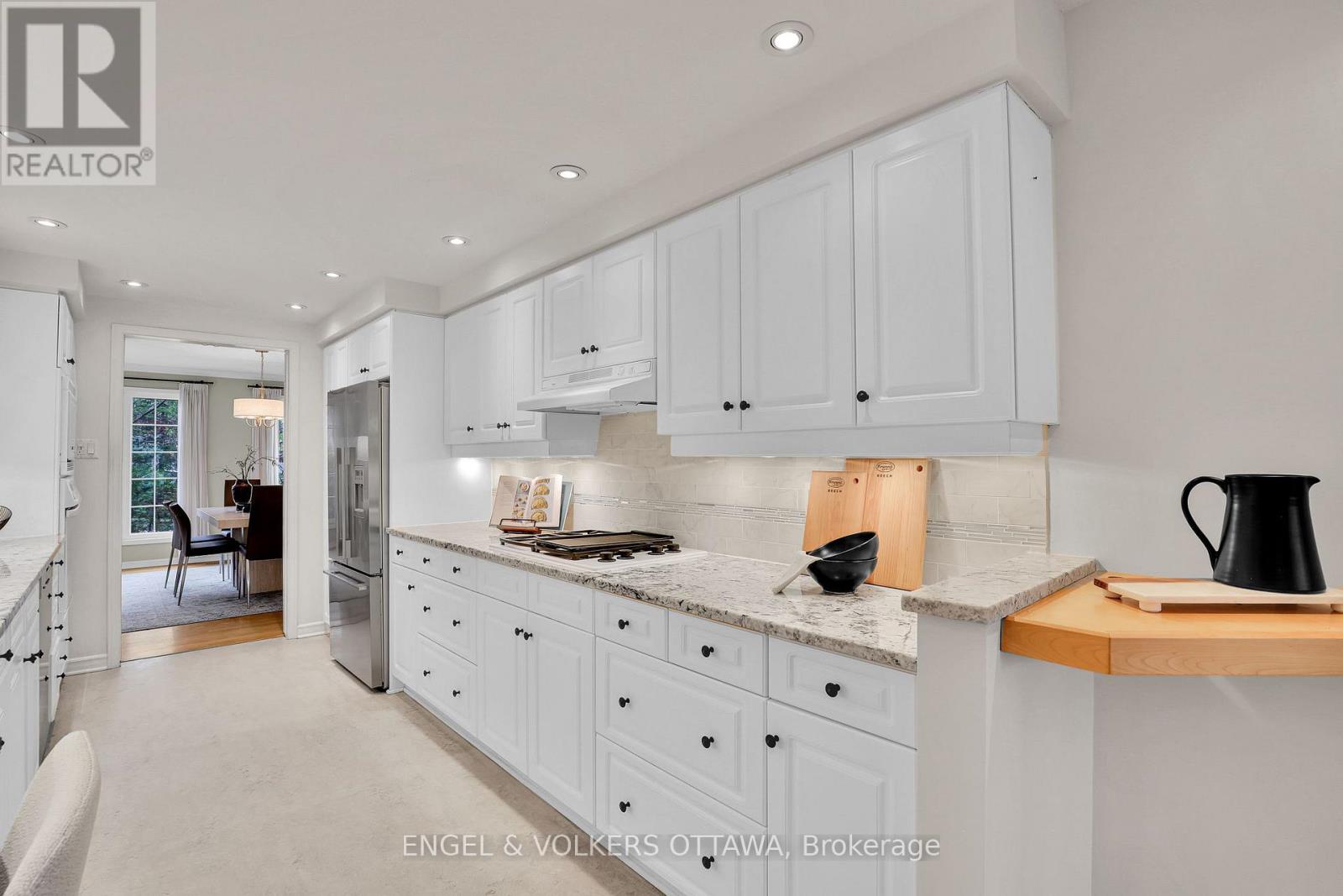 34 CHATSWORTH CRESCENT - 16