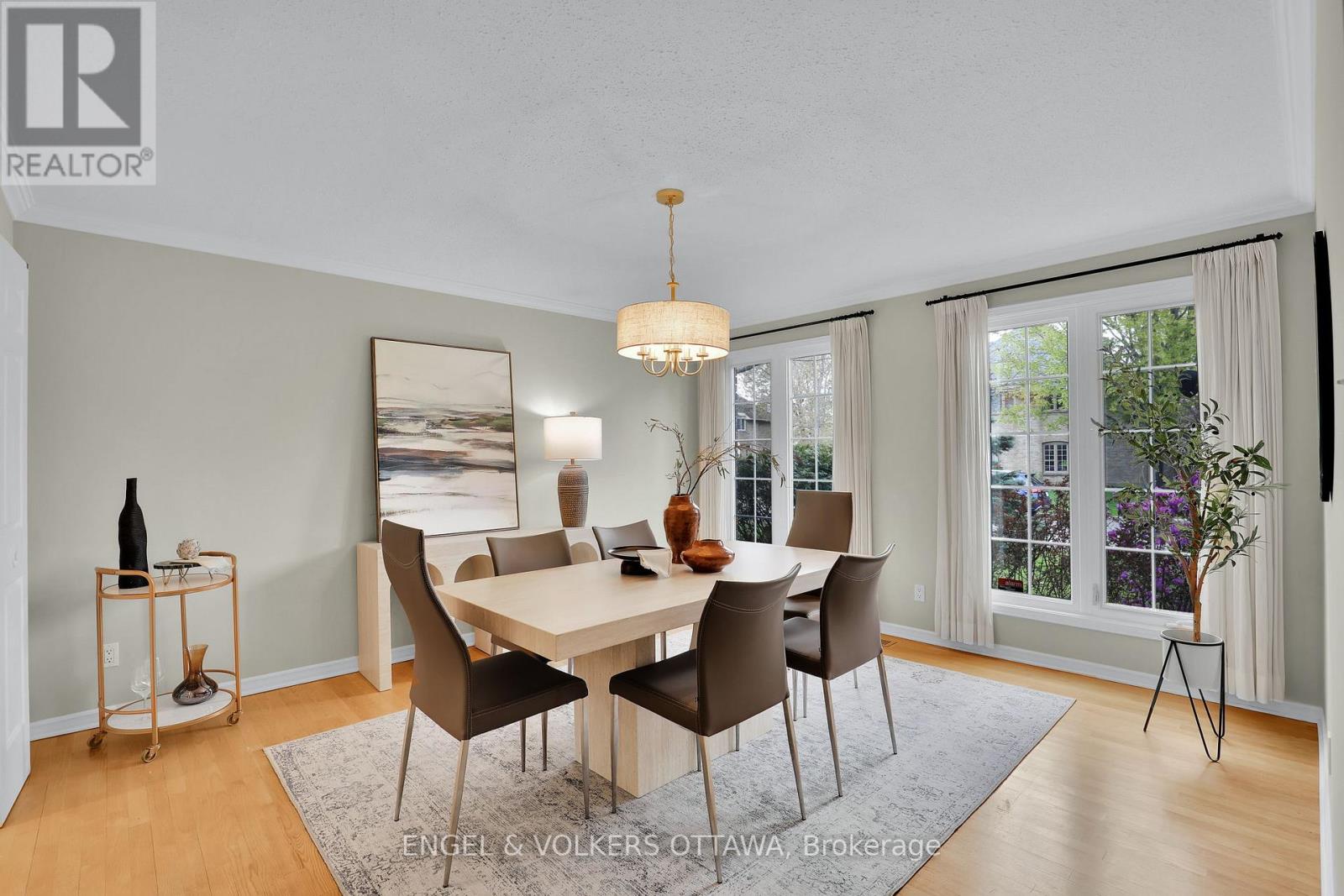 34 CHATSWORTH CRESCENT - 23