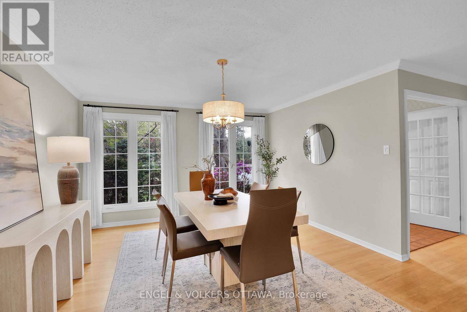 34 CHATSWORTH CRESCENT - 24