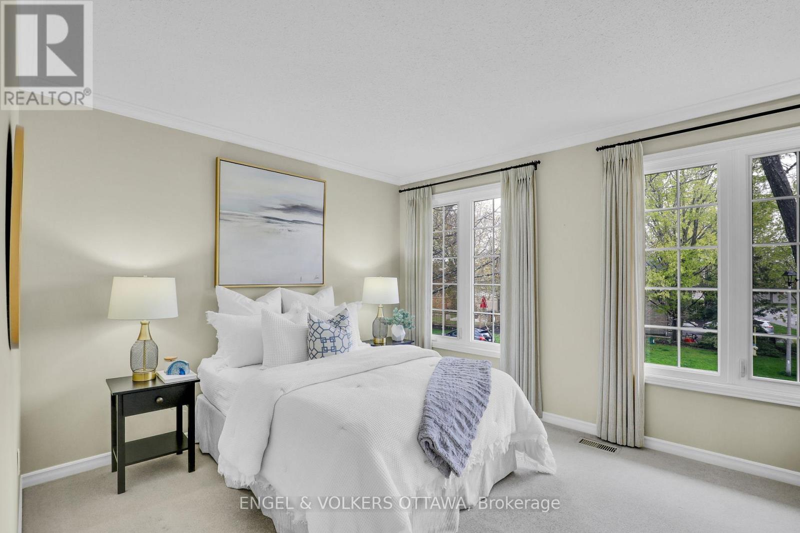 34 CHATSWORTH CRESCENT - 31