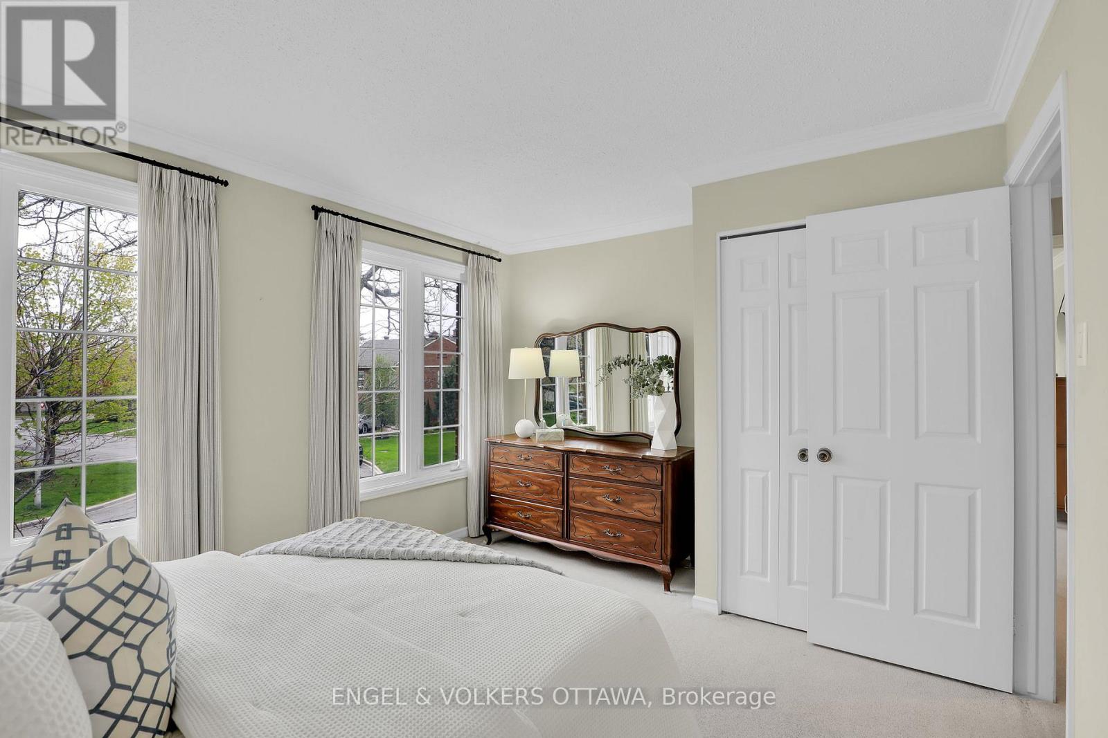 34 CHATSWORTH CRESCENT - 33