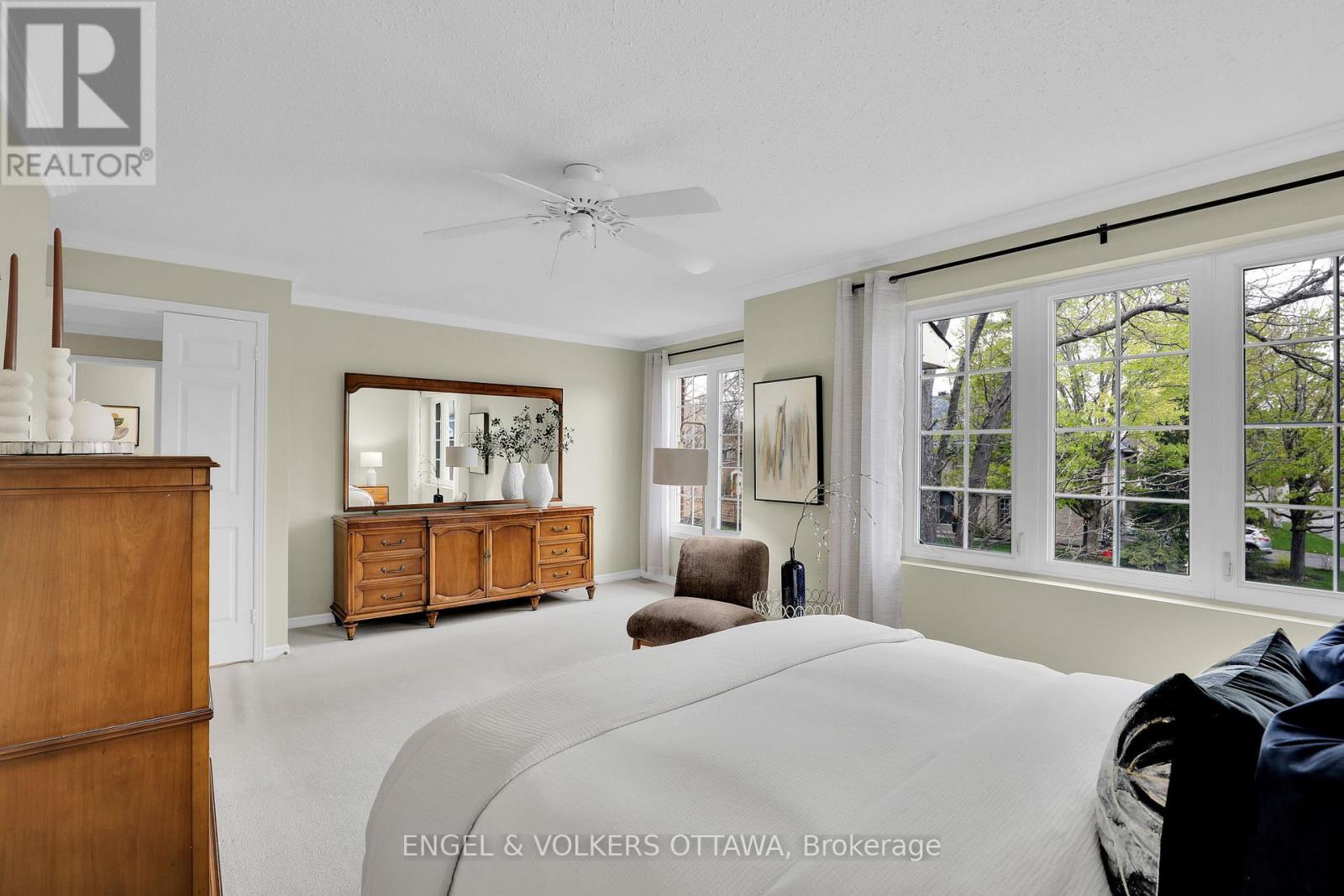 34 CHATSWORTH CRESCENT - 37