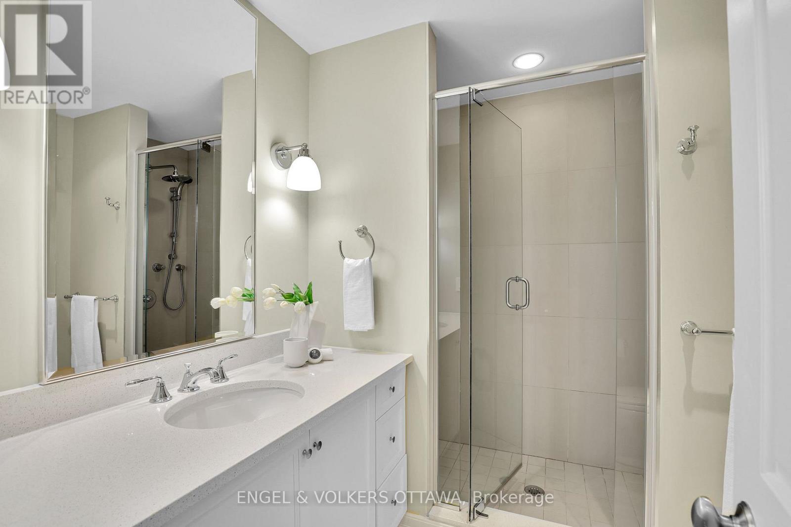 34 CHATSWORTH CRESCENT - 39
