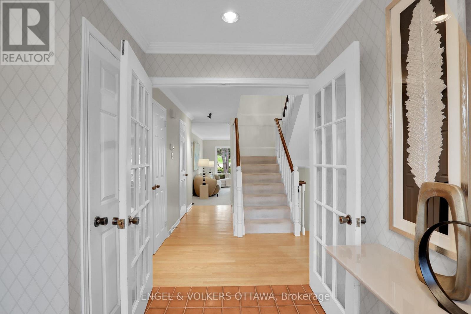 34 CHATSWORTH CRESCENT - 4