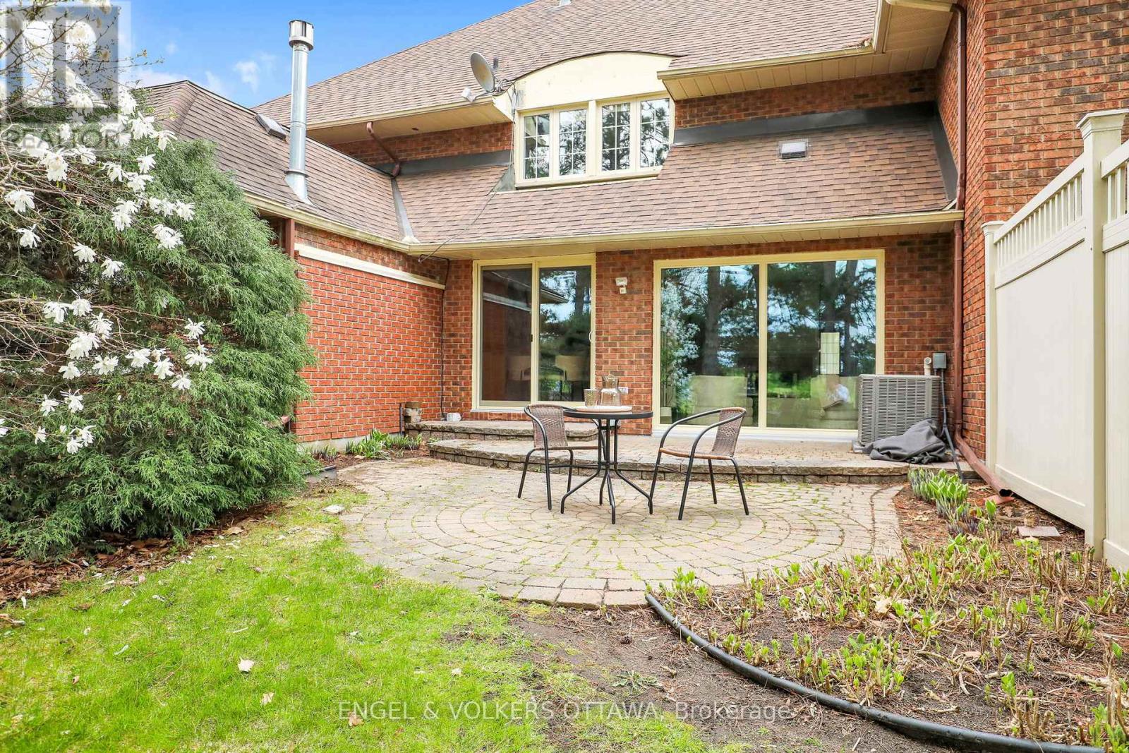 34 CHATSWORTH CRESCENT - 43