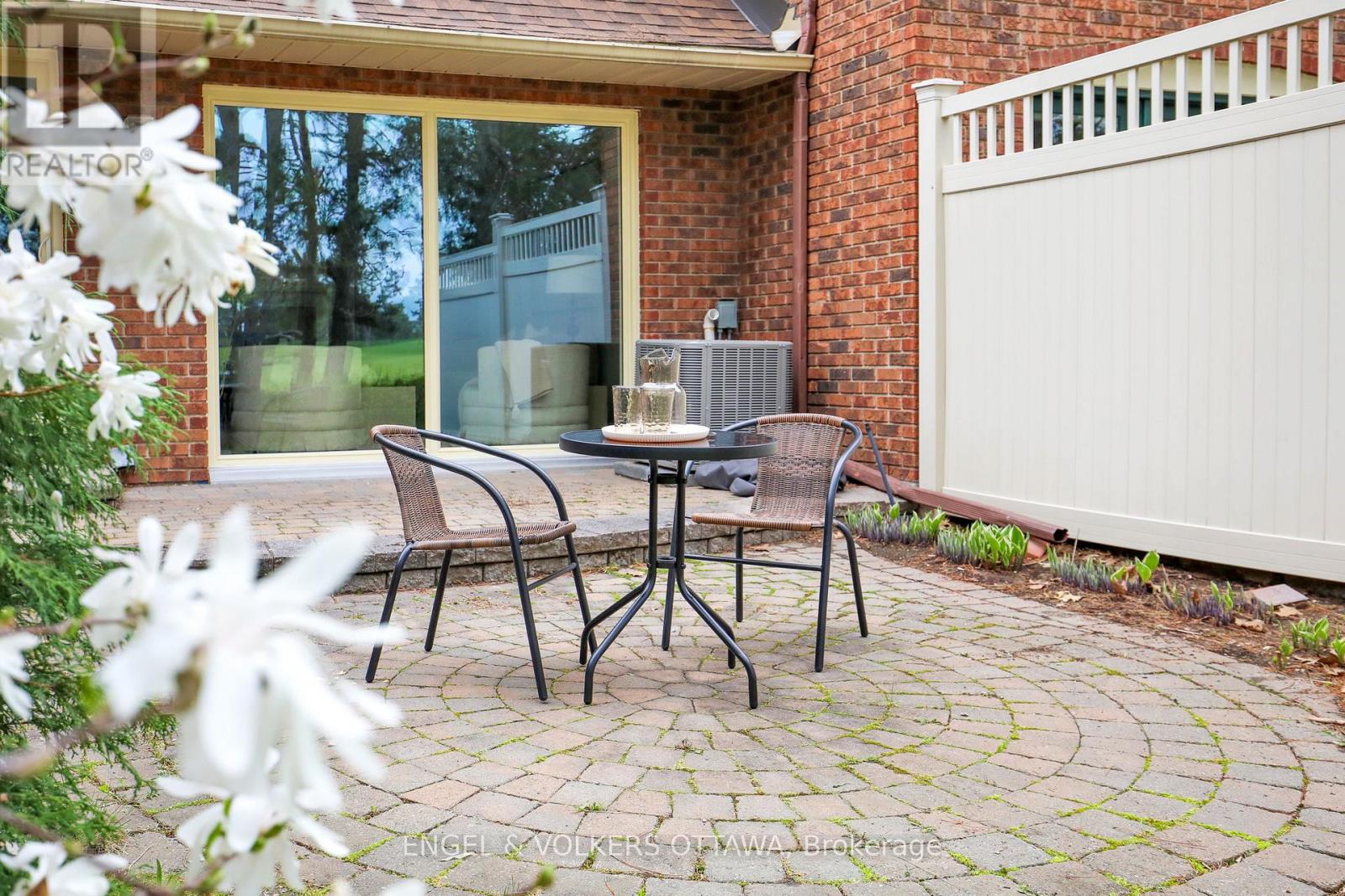 34 CHATSWORTH CRESCENT - 44